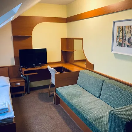 Hotel Yura -bazén A Sauna Zdarma
